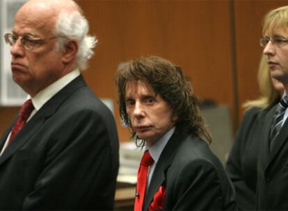 Phil Spector, flanqueado por sus abogados, se dispone a escuchar el veredicto del jurado.