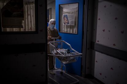 Una enfermera traslada a un niño recién nacido dentro de la unidad pediátrica del Hospital Universitario Rafik Hariri.