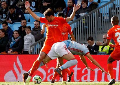 Ignasi Miquel pelea la pelota ante Maxi Gómez, delantero del Celta.