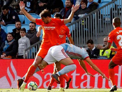 Ignasi Miquel pelea la pelota ante Maxi Gómez, delantero del Celta.