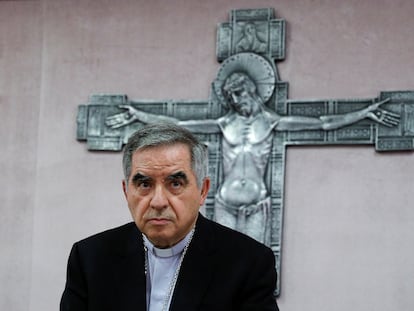 El cardenal Giovanni Angelo Becciu, durante la rueda de prensa ofrecida este viernes para proclamar su inocencia, en Roma.