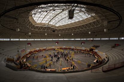 Vista general de la plaza de toros de Moralzarzal durante las votaciones. La ministra de Hacienda y portavoz del Gobierno, María Jesús Montero, ha animado a los ciudadanos a votar en las elecciones en la Comunidad de Madrid, un mensaje que ha reiterado la vicepresidenta primera, Carmen Calvo, que ha defendido que la crispación nunca es buena, durante la rueda de prensa posterior al Consejo de Ministros.