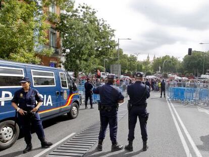 La policía rodea el Congreso de los diputados.