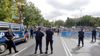 La policía rodea el Congreso de los diputados.