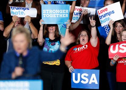 Partidarios de la candidata demócrata aclaman a Hillary Clinton durante la campaña electoral, el 28 de octubre en Des Moines, Iowa (EE UU).
