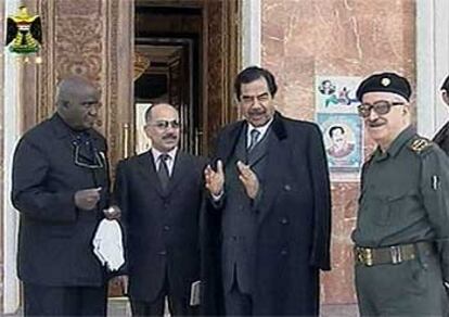 Sadam Husein conversa con el primer ministro de Zambia y con el vicepresidente Tarik Aziz (de uniforme) ayer en Bagdad.
