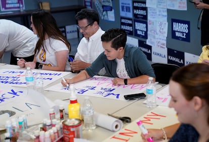 Varios voluntarios preparan en Phoenix (Arizona) carteles para la campaña de Kamala Harris.