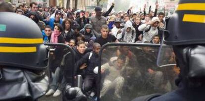 Estudiantes de instituto plantan cara a policías antidisturbios ayer durante una manifestación en Lyon.