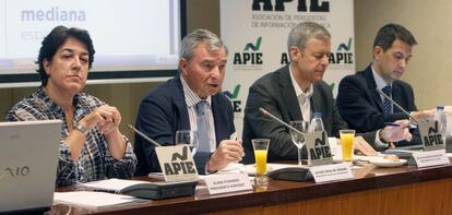 Elena Pisonero, presidenta de Hispasat, Javier Vega de Seoane, presidente del C&iacute;rculo de Empresarios, &Iacute;&ntilde;igo de Barr&oacute;n, presidente de APIE, y Rafael Domenech, economista de BBVA Research. 