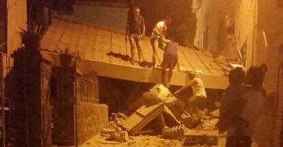 Varias personas retiran escombros tras el terremoto en la isla italiana de Ischia, hoy.