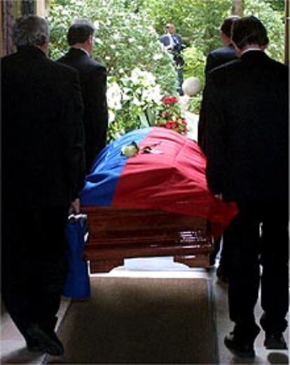 Imagen del ataud donde reposan los restos del barón Thyssen, en el momento de ser trasladado al panteón familiar.