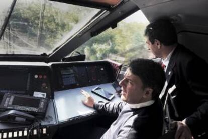 Matteo Renzi charla con el maquinisa del tren en el que viaja por toda Italia.