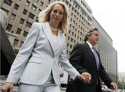 Valerie Plame, ex agente de la CIA, en julio de 2006, de la mano de su marido, Joseph Wilson.