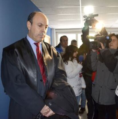 El abogado de Marta Domínguez, en la puerta del juzgado, en Palencia.