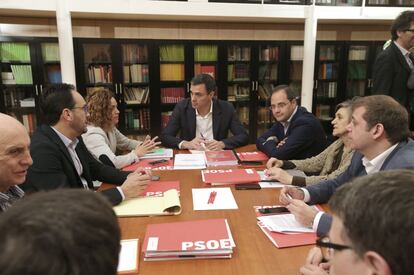 Reunión de Pedro Sánchez con el equipo de negociadores del PSOE.