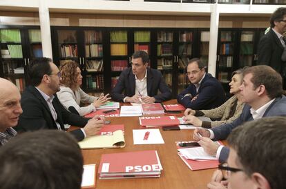 Reuni&oacute;n de Pedro S&aacute;nchez con el equipo de negociadores del PSOE. 