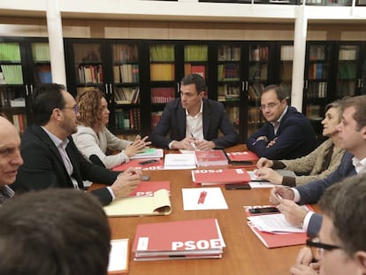 Reuni&oacute;n de Pedro S&aacute;nchez con el equipo de negociadores del PSOE. 