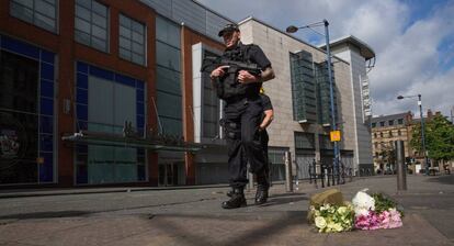Policías armados patrullan cerca del intercambiador de Shudehill, en Mánchester, donde tuvo lugar el atentado del lunes.