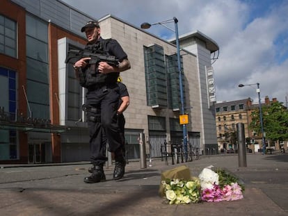 Policías armados patrullan cerca del intercambiador de Shudehill, en Mánchester, donde tuvo lugar el atentado del lunes.