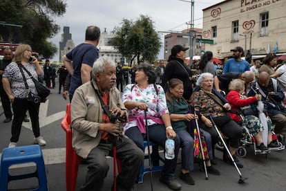 Vecinos desalojados, mantienen un bloqueo en Eje Central, el 27 de agosto de 2025.