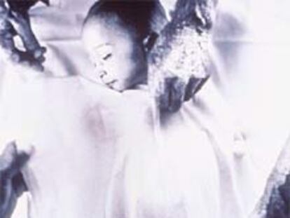 El cuerpo del niño afgano fotografiado por Erik Refner, premio World Press Photo de 2001. FOTOGRAMAS