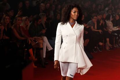 La modelo Naomi Campbell cierra el desfile de Off White.