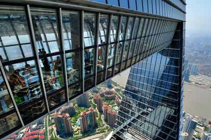 Desde la terraza acristalada del Shanghai World Financial Center la ciudad parece una maqueta.