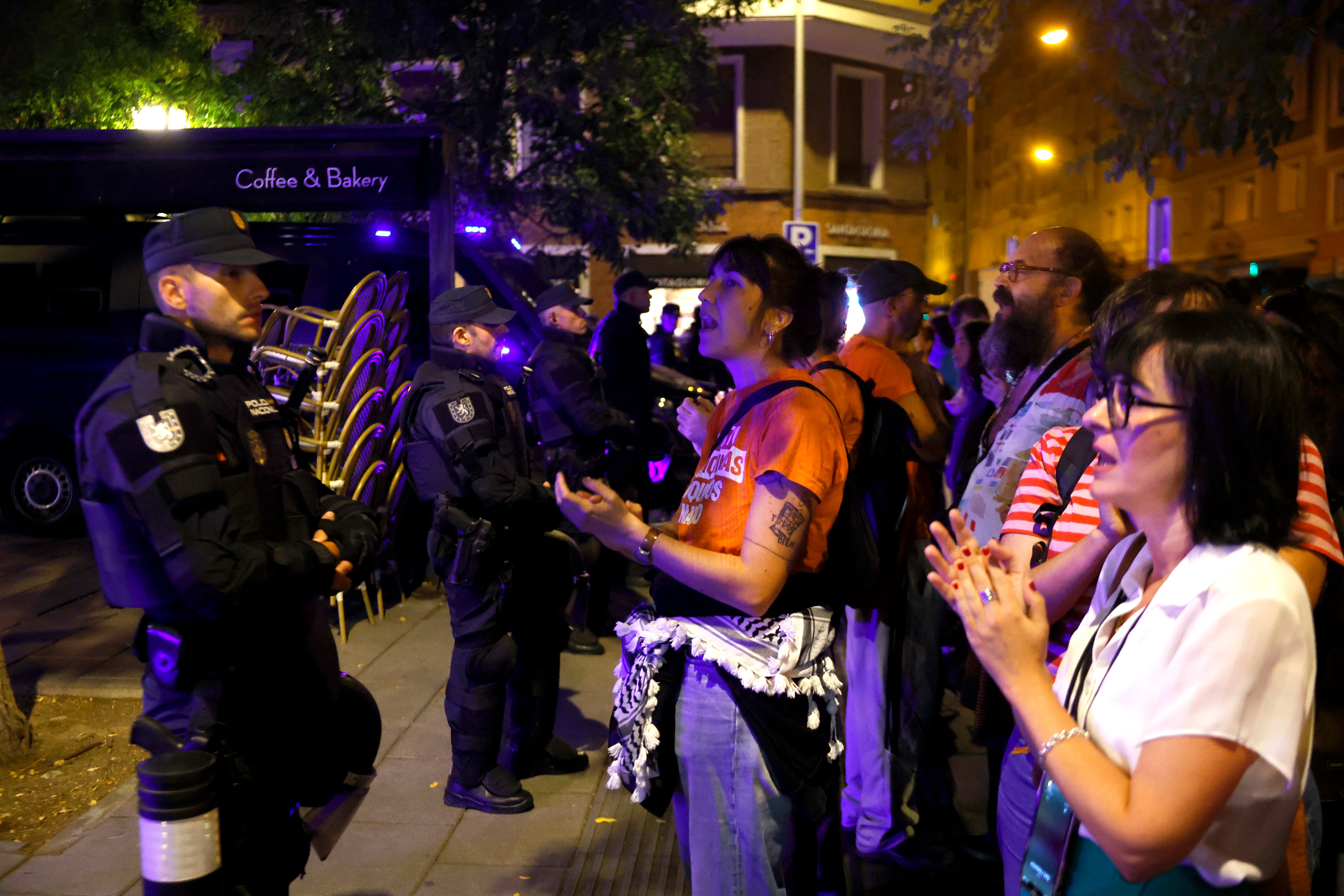 Manifestantes protestan frente a agentes antidisturbios frente a la vivienda de Maricarmen, este miércoles.