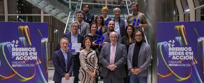 Foto de familia de los miembros del jurado y los representantes de los proyectos ganadores. 