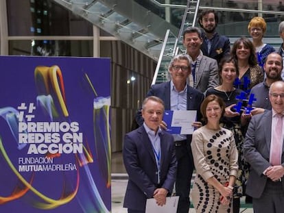 Foto de familia de los miembros del jurado y los representantes de los proyectos ganadores. 