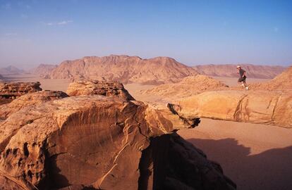 Un hombre hace 'running' en el desierto jordano, cerca del complejo de Petra.