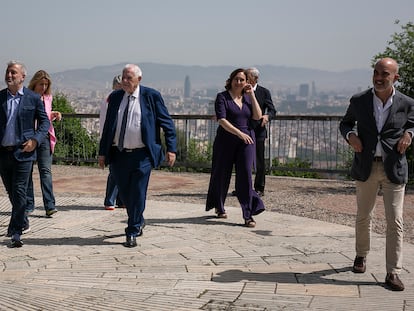 De izquierda a derecha, Collboni (PSC), Parera (Valents), Grau (Ciutadans), Maragall (ERC), Colau (Barcelona en comú), Trias (Junts) y Sirera (PP), este sábado en la tradicional foto de la víspera de las elecciones.