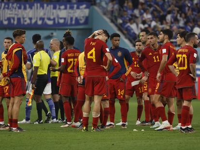 Los jugadores de la selección española tras el final del partido y caer derrotados ante Japón.