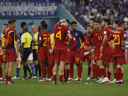 Los jugadores de la selección española tras el final del partido y caer derrotados ante Japón.