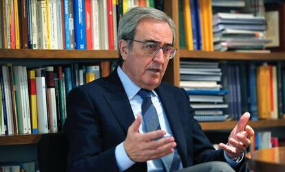 El director del IVIE, Francisco Pérez, durante la entrevista.