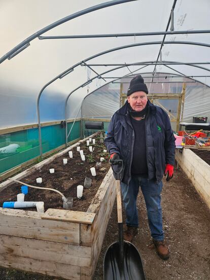 Stewart Finnley, en el invernadero del huerto comunitario de Shankill Road.