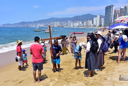 Turistas en la playa Icacos de Acapulco, en marzo de 2024.
