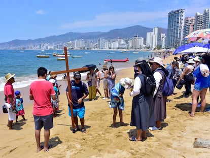 Turistas en la playa Icacos de Acapulco, en marzo de 2024.