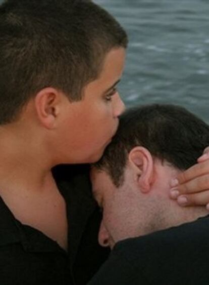Fotografía familiar de John Travolta, donde el actor aparece abrazado por su hijo Jett, que murió el 2 de enero de 2009.