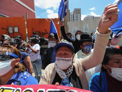 Apoiadores do MAS comemoram vitória do candidato Luis Arce em La Paz, na Bolívia.