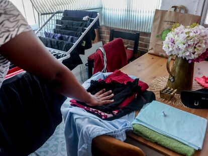 Una empleada de hogar organiza la ropa, en septiembre de 2022, en Madrid.