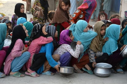 Niños afganos esperan para recibir alimentos donados por una caridad privada a los más necesitados durante el mes del Ramadán en la ciudad de Jalalabad.
