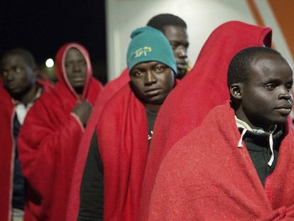 Inmigrantes rescatados de una patera en Granada el pasado s&aacute;bado.