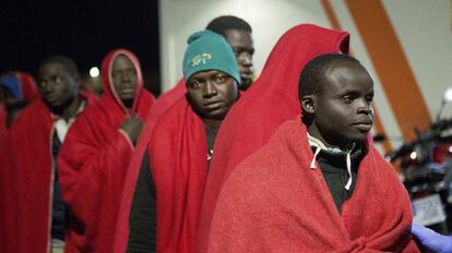 Inmigrantes rescatados de una patera en Granada el pasado sábado.