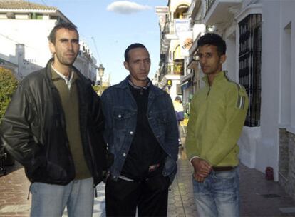 Mohammed, Khalip y Chahid, en una plaza de Cartaya (Huelva).