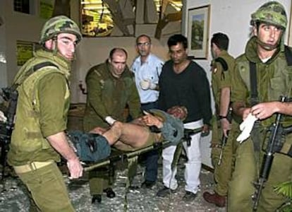 Los soldados evacúan a uno de los heridos en el atentado suicida en Cisjordania.
