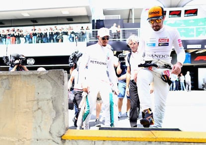 Hamilton y Alonso, antes de la prueba de este domingo en Interlagos.