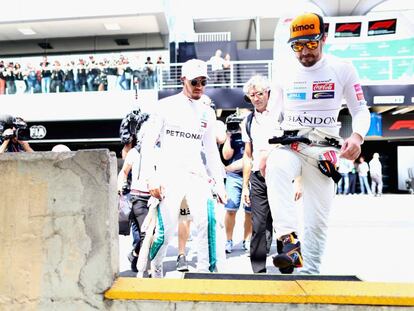 Hamilton y Alonso, antes de la prueba de este domingo en Interlagos.