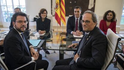 Las dos delegaciones del Gobierno y la Generalitat ayer en La Moncloa. 