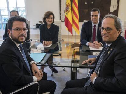 Las dos delegaciones del Gobierno y la Generalitat ayer en La Moncloa. 